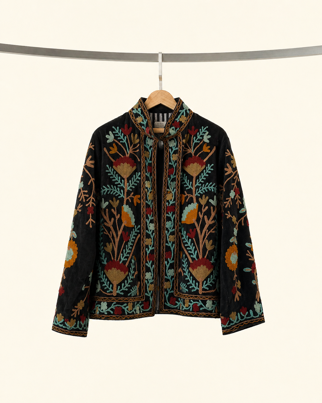 Schwarze bestickte Samtjacke